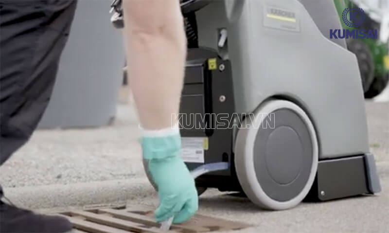 Xả bỏ nước bẩn sau khi sử dụng 