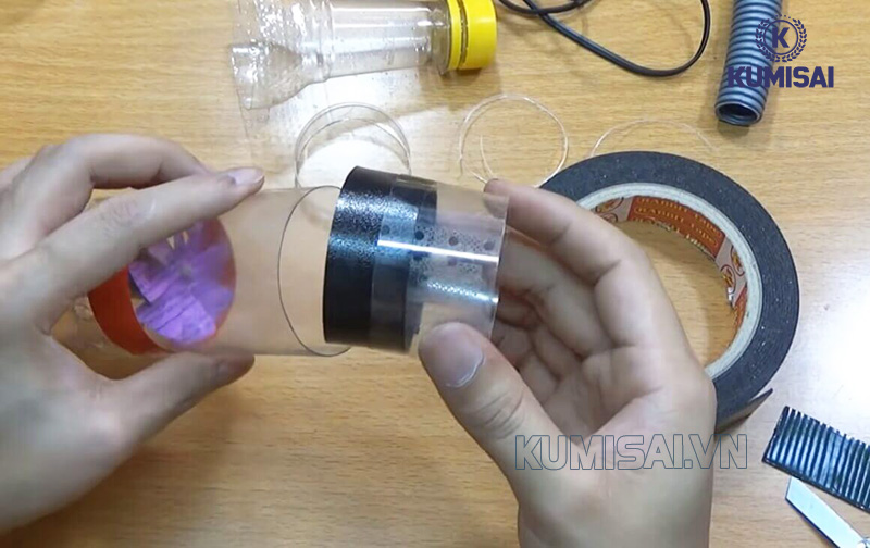 Tạo hình tròn vừa khít với phần miệng chai