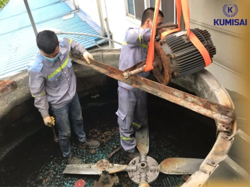 Tắt máy bơm của tháp và tháo các linh kiện máy