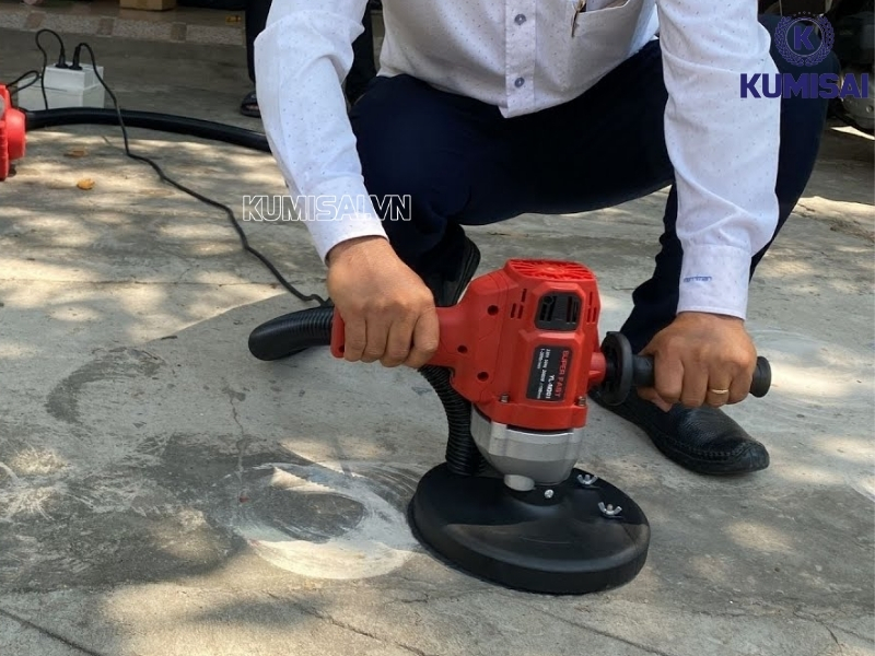 Tay cầm chống giật, đảm bảo an toàn cho người vận hành Tay cầm chống giật, đảm bảo an toàn cho người vận hành