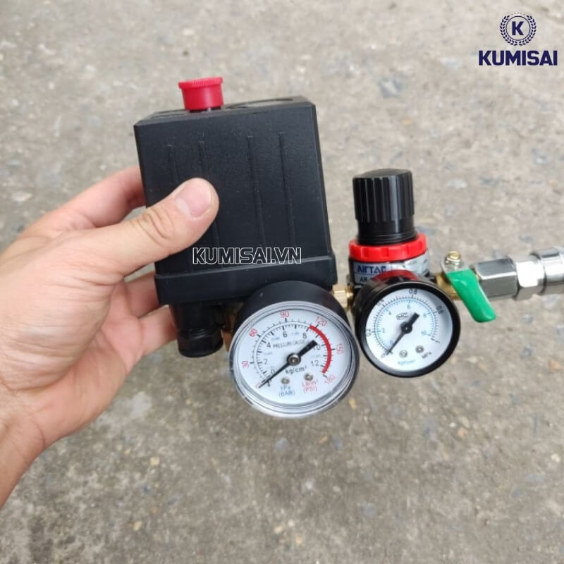 Lựa chọn thang đo đồng hồ lớn hơn 1,3 lần với áp suất của máy 