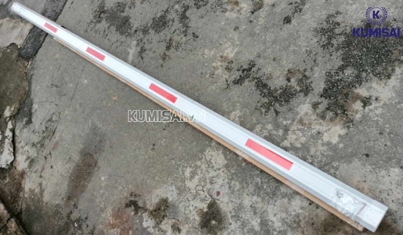 Thanh chắn làm từ hợp kim nhôm hoặc inox chắc chắn