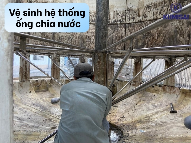 Tháo ống chia nước để làm sạch và lắp lại như cũ