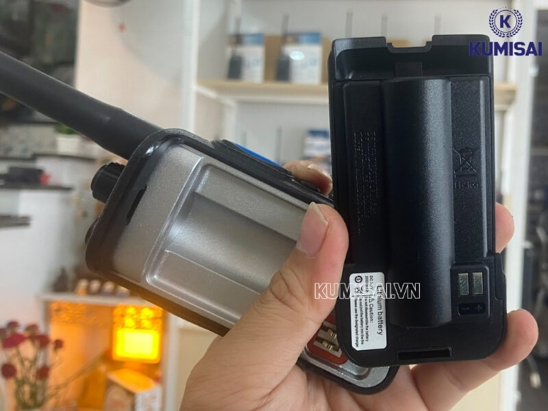 Tháo pin bộ đàm ra khỏi máy khi không sử dụng trong thời gian dài