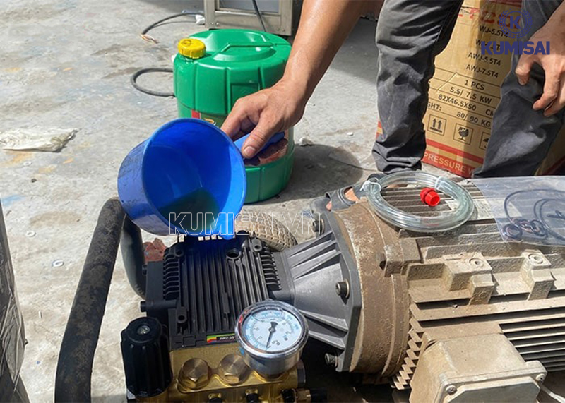 Thay dầu cho đầu bơm 3WZ-2010C theo định kỳ