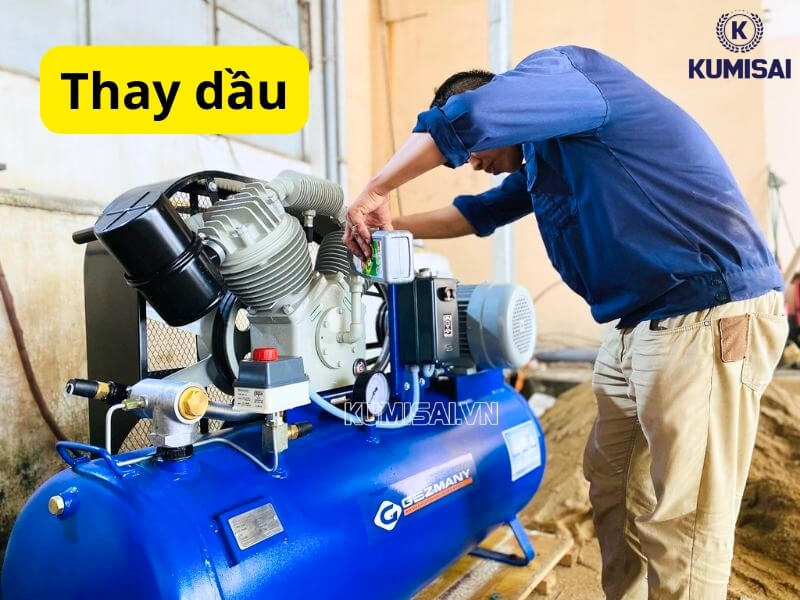 Thay dầu cho máy nén khí theo lịch định kỳ 