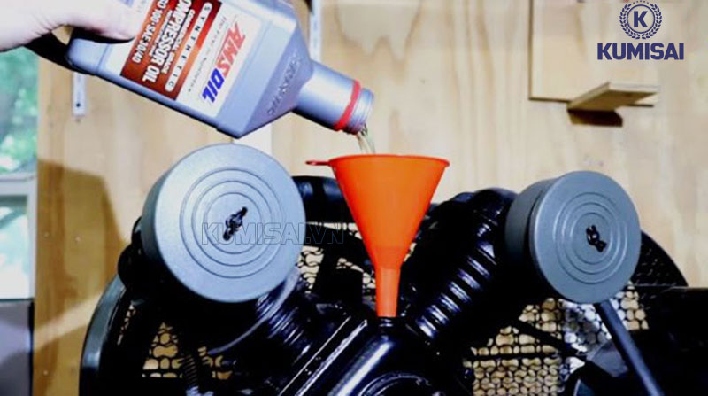 Thay dầu định kỳ khi vận hành máy nén khí piston