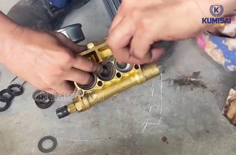 Siết lại bulong cho chặt và kín Siết lại bulong cho chặt và kín