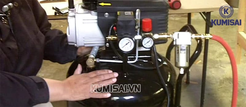 Thao tác thay nhớt máy nén khí cẩn thận, nhẹ nhàng