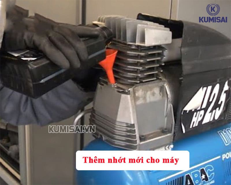 Thêm nhớt mới cho máy