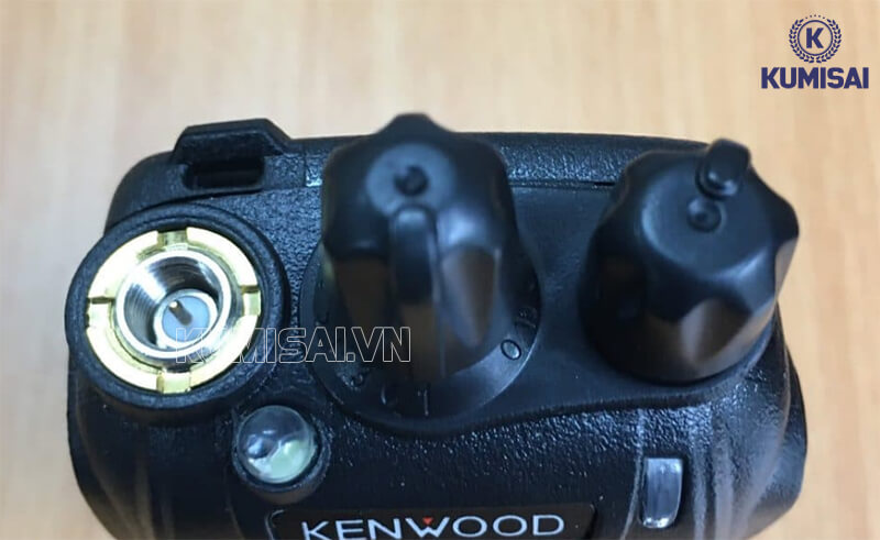 Thiết kế núm xoay kênh trên đầu máy Kenwood TK-520D