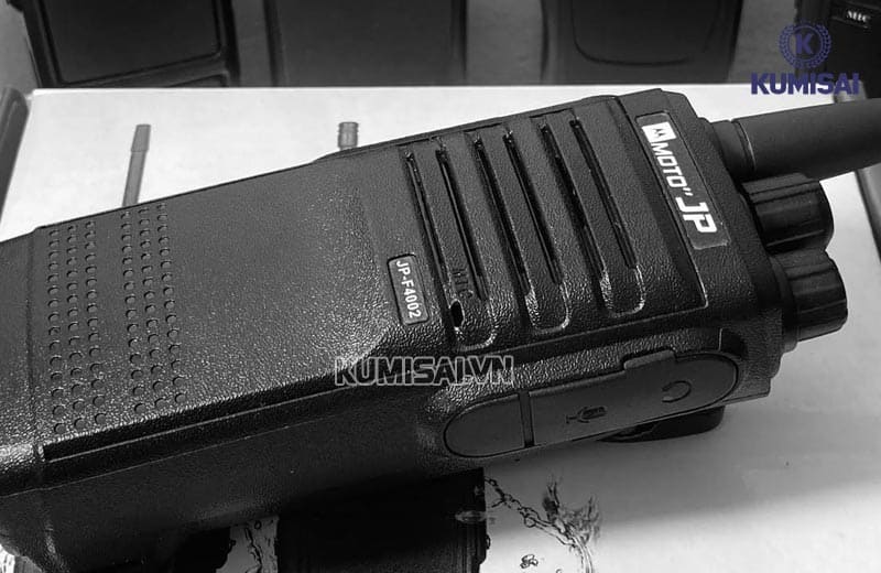 Thiết kế cứng cáp, bền chắc của máy bộ đàm Moto JP