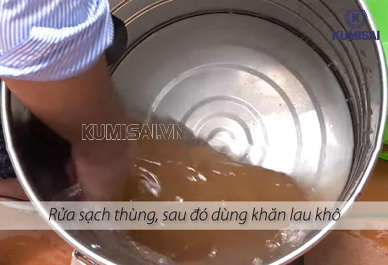Đổ thùng chứa nước bẩn Camry BF-660 và vệ sinh sạch sẽ 
