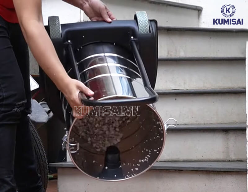 Đổ thùng đựng rác thường xuyên