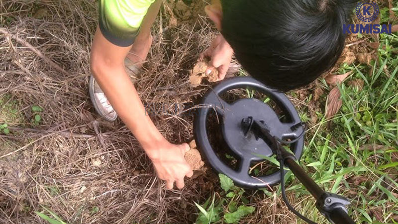 Tiến hành quá trình dò tìm kim loại