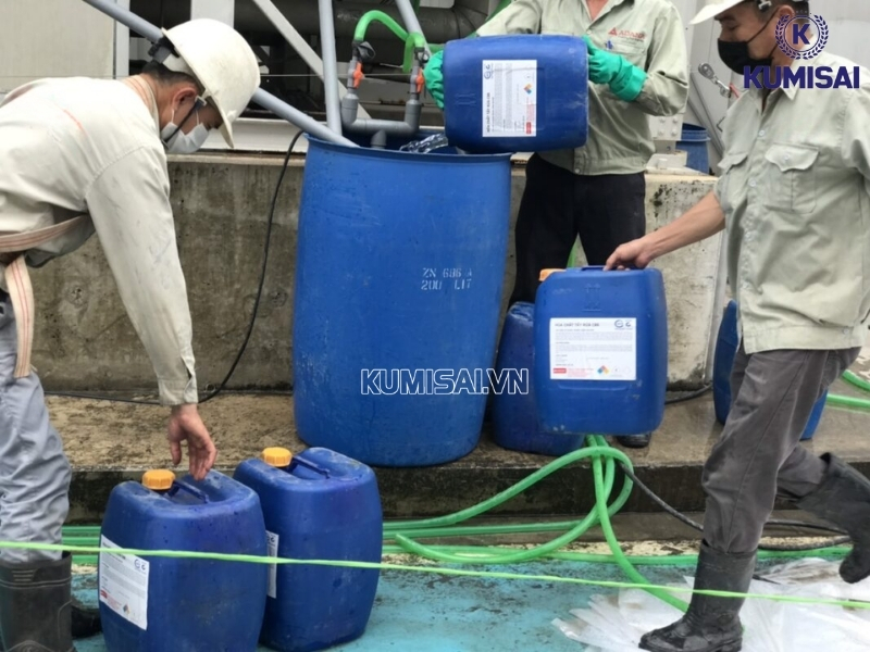 Tiến hành tẩy cáu cặn