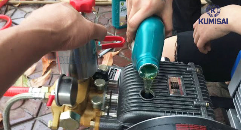 Tiến hành thay dầu định kỳ cho máy rửa xe 0.5 ngựa