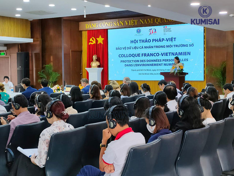 Bộ đàm phiên dịch đóng vai trò quan trọng trong các hội thảo quốc tế