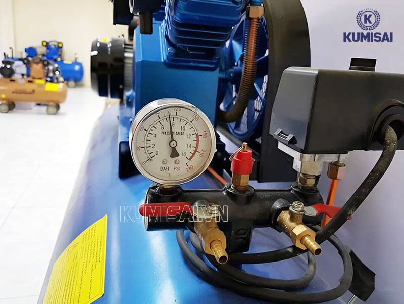 Hệ thống van & đồng hồ đo áp trên máy 