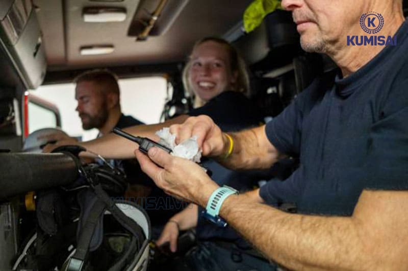 Vệ sinh máy bộ đàm ICOM IC-F1000S bằng khăn mềm