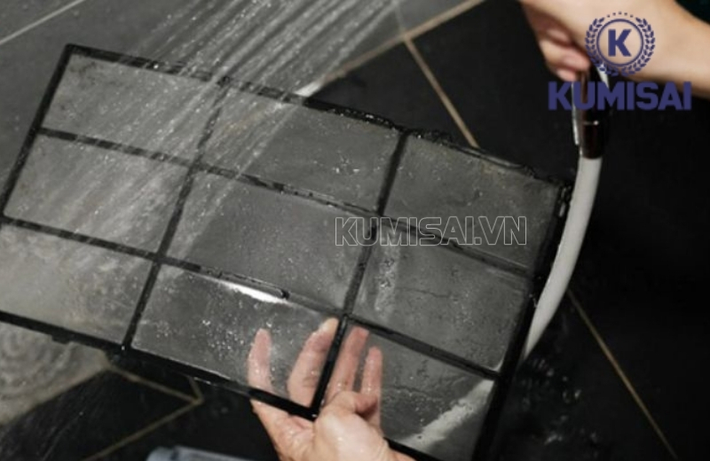 Vệ sinh màng lọc gió KMS-240LD định kỳ để máy chạy hiệu quả hơn