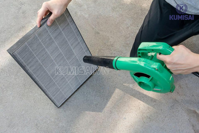 Làm vệ sinh màng lọc cho máy lọc không khí 