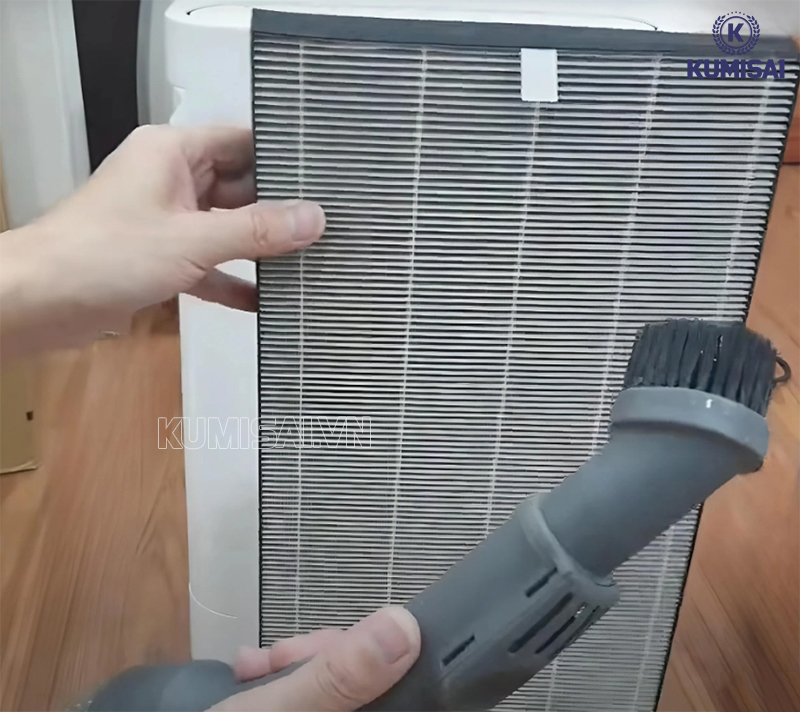 Vệ sinh màng lọc bằng máy hút bụi