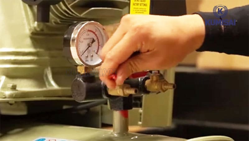 Cần xả hết khí trong hệ thống trước khi tháo bất cứ chi tiết nào
