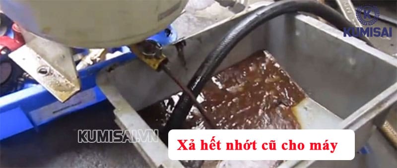 Xả nhớt cũ cho máy