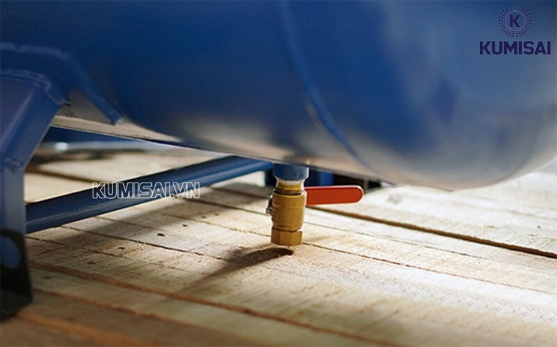 Xả nước ở đáy bình chứa 