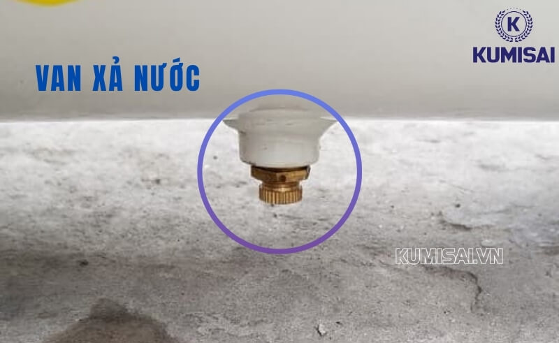 Xả nước trong bình chứa để tránh ăn mòn đáy bình 