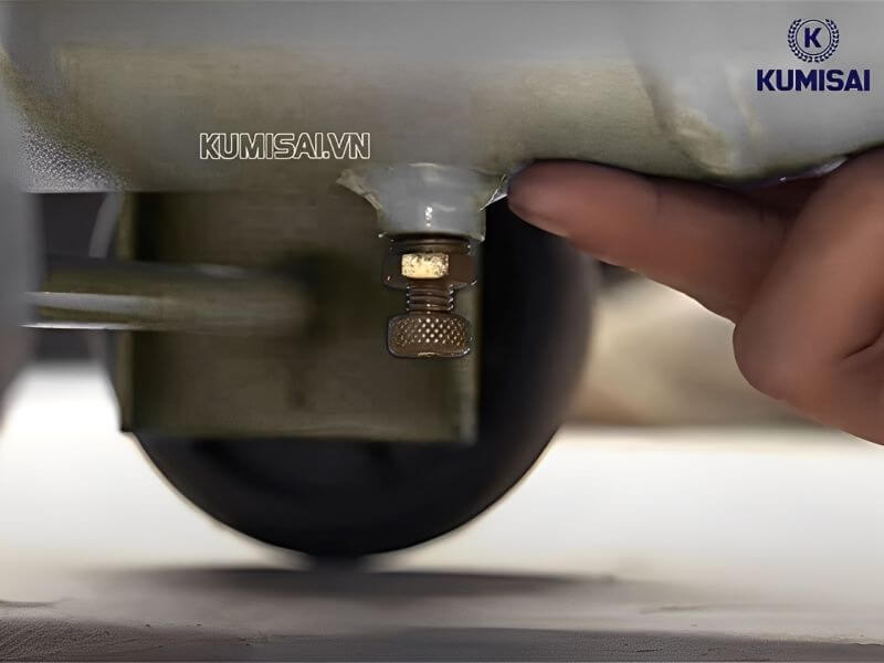 Mở van và xả nước ở đáy bình khí thường xuyên