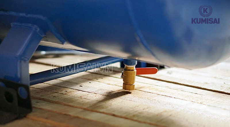 Xả nước dưới đáy bình chứa khí nén 