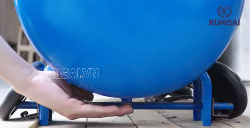 Tiến hành xả van nước 