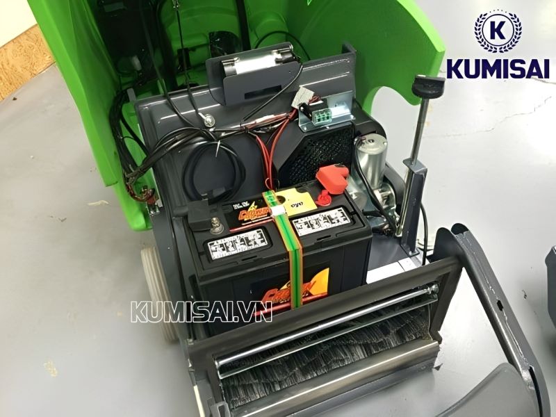 Xe quét rác IPC 712 RIDER sử dụng ắc quy cao cấp