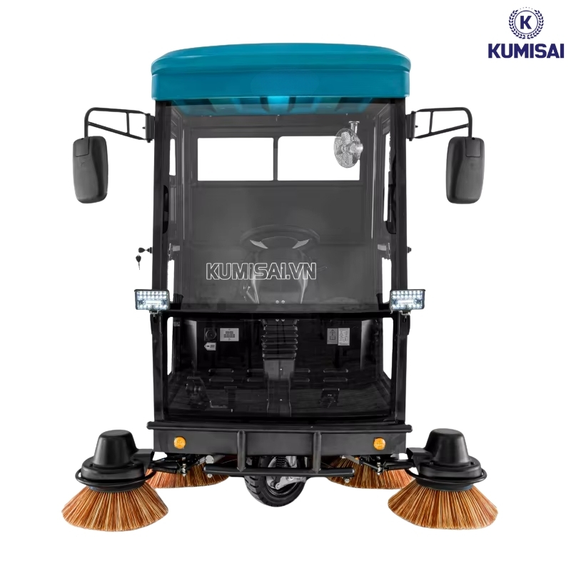 Khoang lái của xe quét rác Kumisai KMS 180 rộng rãi, thoải mái