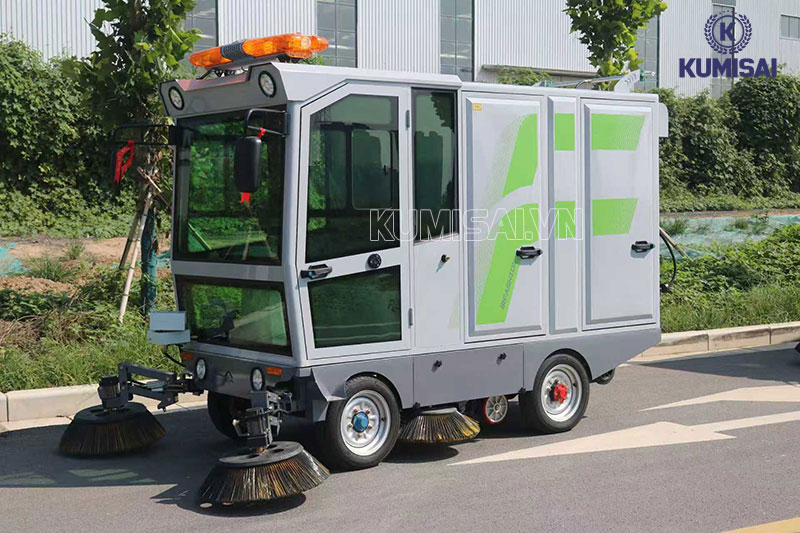 Thiết kế thân xe chắc chắn, khoang lái rộng rãi