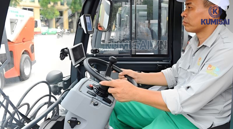 Khoang xe rộng rãi, trang bị nhiều tiện ích hiện đại