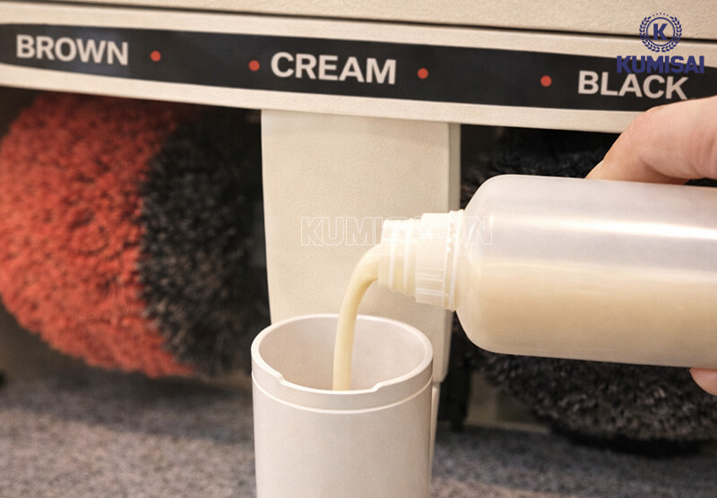 Sử dụng xi đánh giày phù hợp với da giày